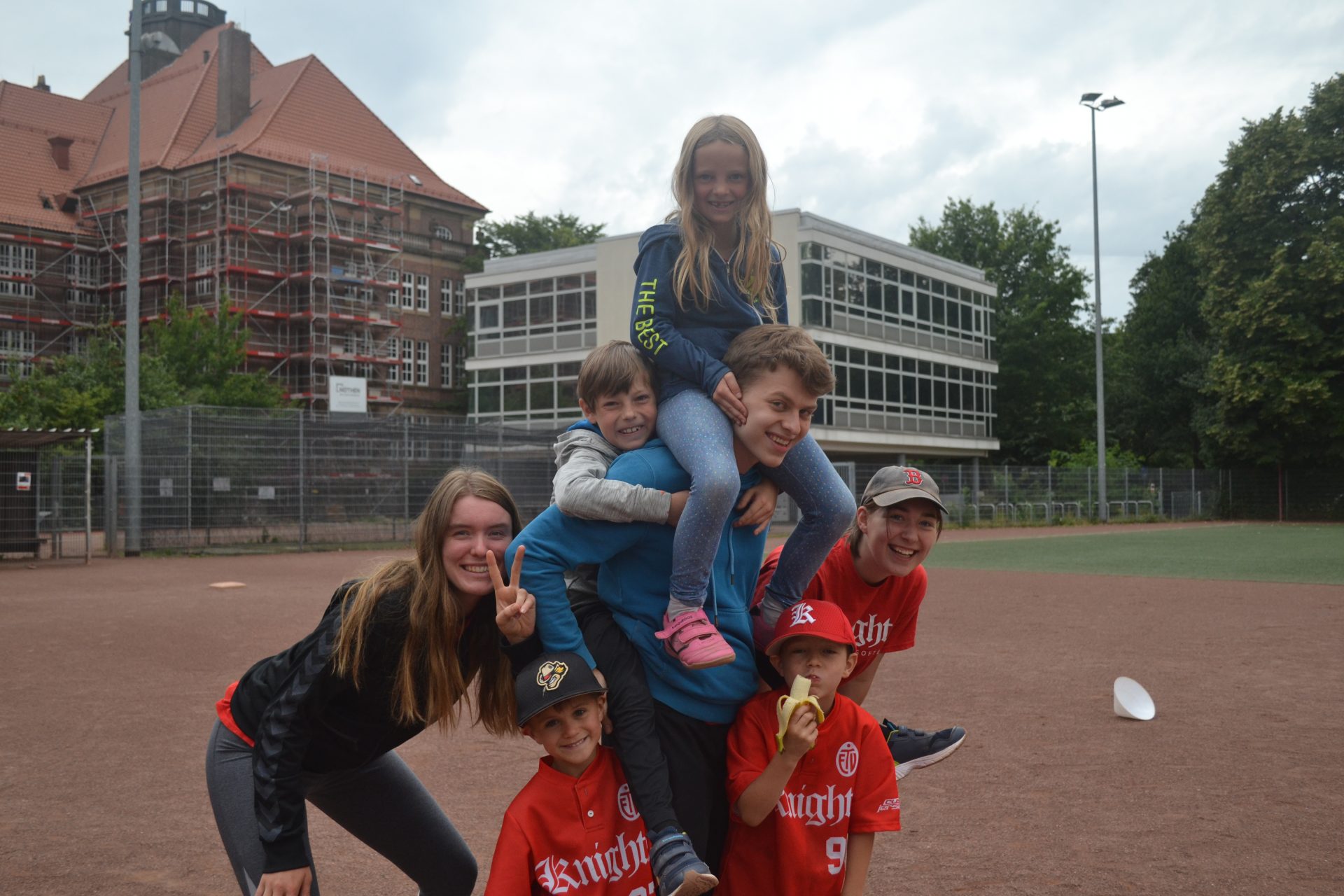 Ein Gruppe von glücklichen Kindern spielt zusamen Baseball