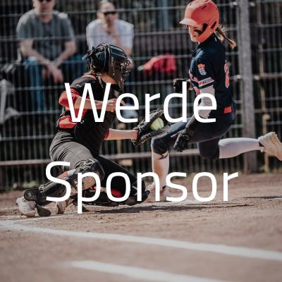 Die Catcherin taged die Runnerin an der Homeplate